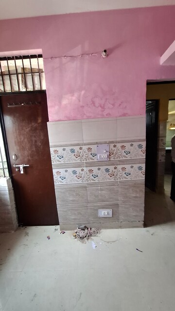 Room in 1.5 BHK Apartment at Sector 10 Greater Noida – for Sale