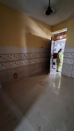 Room in 1.5 BHK Apartment at Sector 10 Greater Noida – for Sale