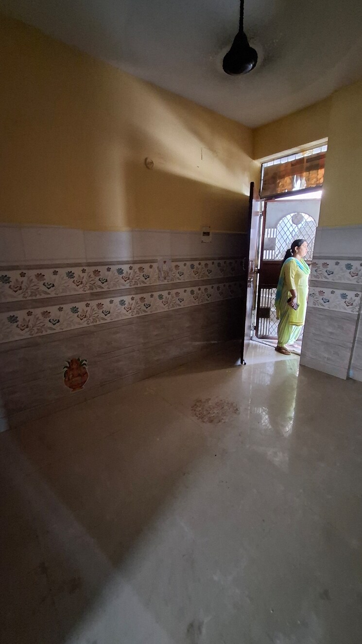 Room, sector 10 greater noida 1.5 Bedroom 30 Sq.Yd. Apartment In Sector 10 Greater Noida Greater Noida 9064601