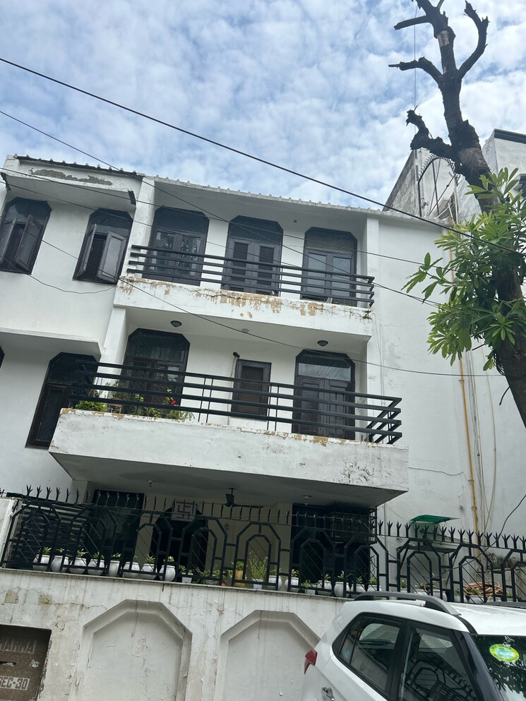 Exterior View, sector 30 6 Bedroom 250 Sq.Mt. Independent House In Sector 30 Noida 9064617