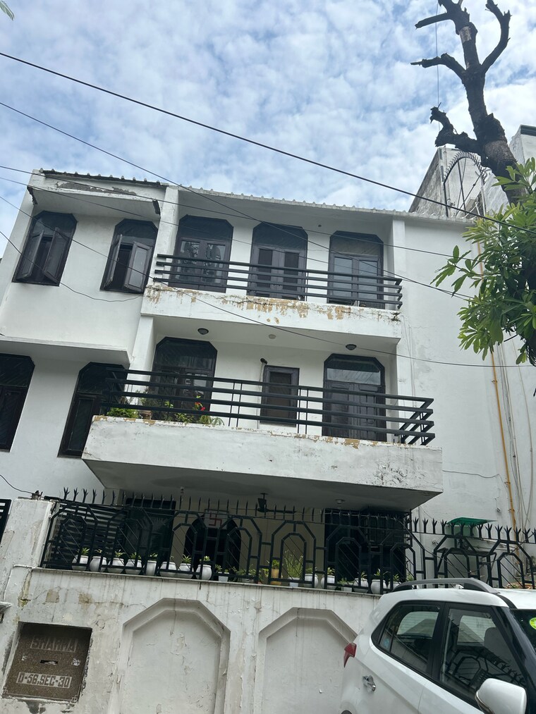 Exterior View, sector 30 6 Bedroom 250 Sq.Mt. Independent House In Sector 30 Noida 9064617