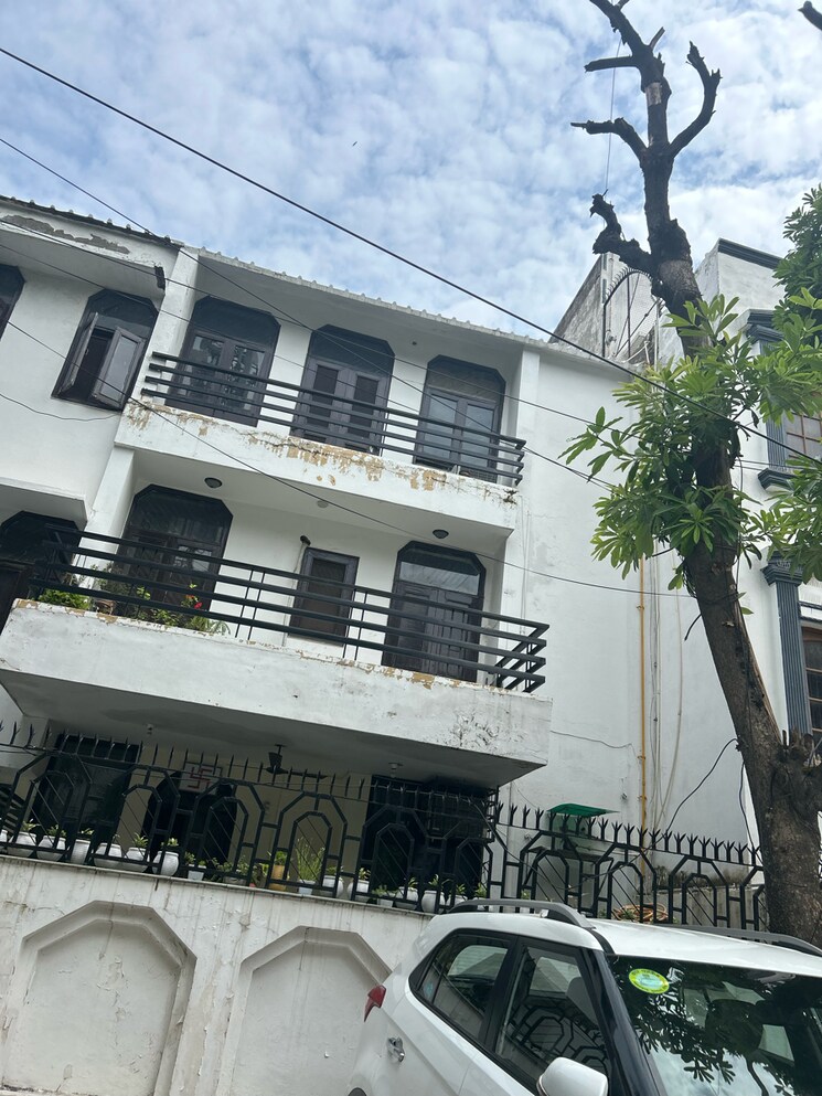 Exterior View, sector 30 6 Bedroom 250 Sq.Mt. Independent House In Sector 30 Noida 9064617