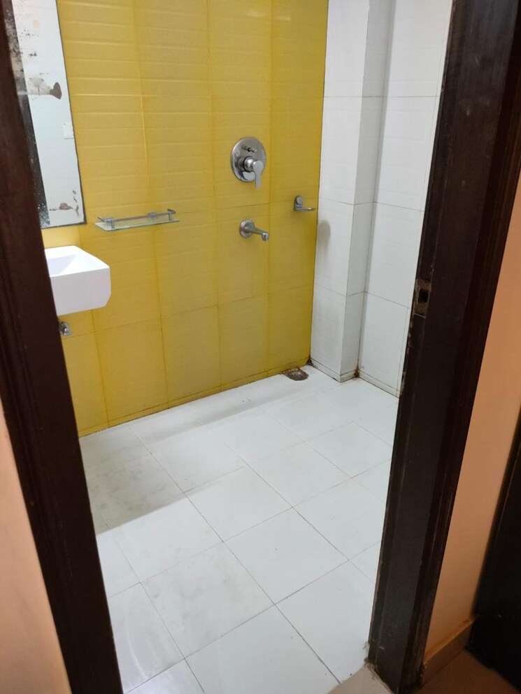 Bathroom, vile parle west 3 Bedroom 2010 Sq.Ft. Builder Floor In Vile Parle West Mumbai 9064749