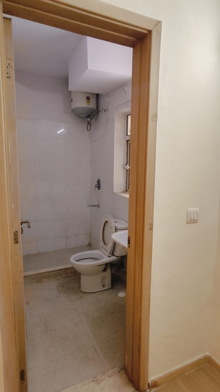 Bathroom, dlf-new-town-heights-ii 3.5 Bedroom 1400 Sq.Ft. Apartment In Sector 86 Gurgaon 9064790