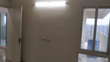 Room in 2 BHK Apartment at Gaur City 7th Avenue, Sector 4 Greater Noida – for Rent