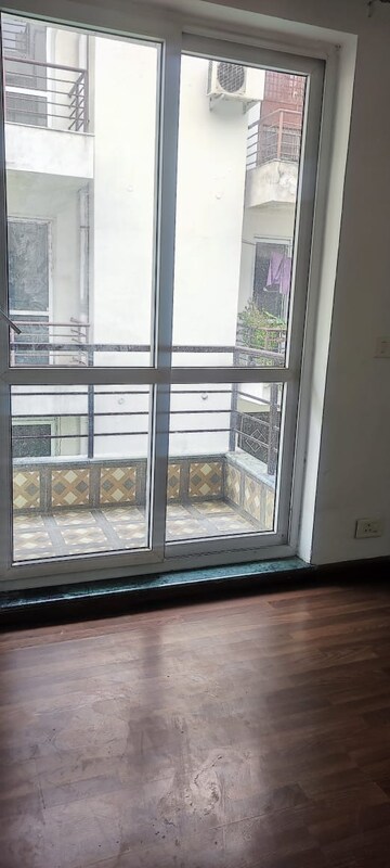 Room in 3 BHK Builder Floor at Bptp Park Floors I, Sector 77 – for Rent