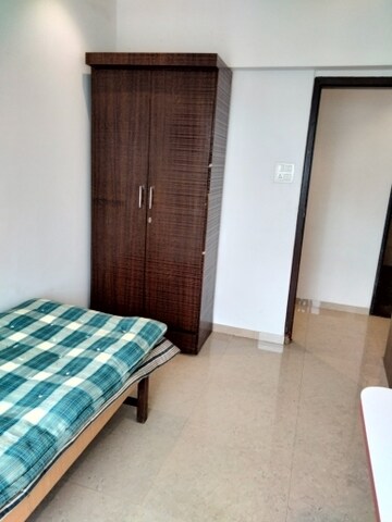 Room in 2.5 BHK Apartment at Kandivali East – for Rent