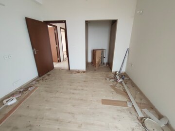 Room in 4 BHK Apartment at Indiabulls Enigma, Sector 110 – for Rent