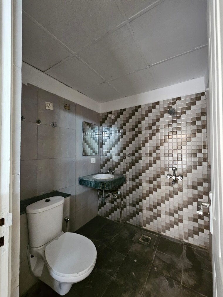 Bathroom, sector 77 4 Bedroom 250 Sq.Yd. Builder Floor In Sector 77 Faridabad 9065010