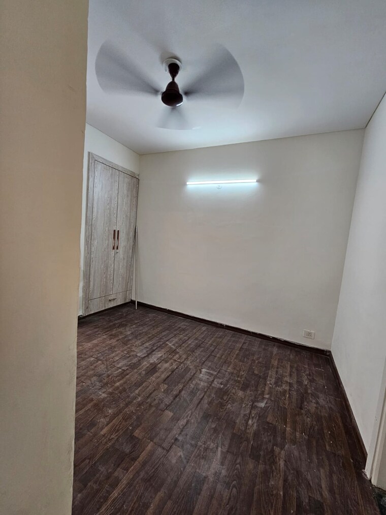 Room, sector 77 4 Bedroom 250 Sq.Yd. Builder Floor In Sector 77 Faridabad 9065010