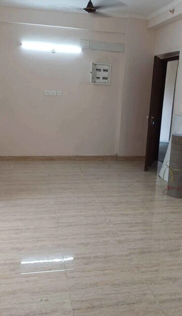 Room in 2 BHK Apartment at Gaur City 2 - 14th Avenue, Sector 16c Greater Noida – for Rent