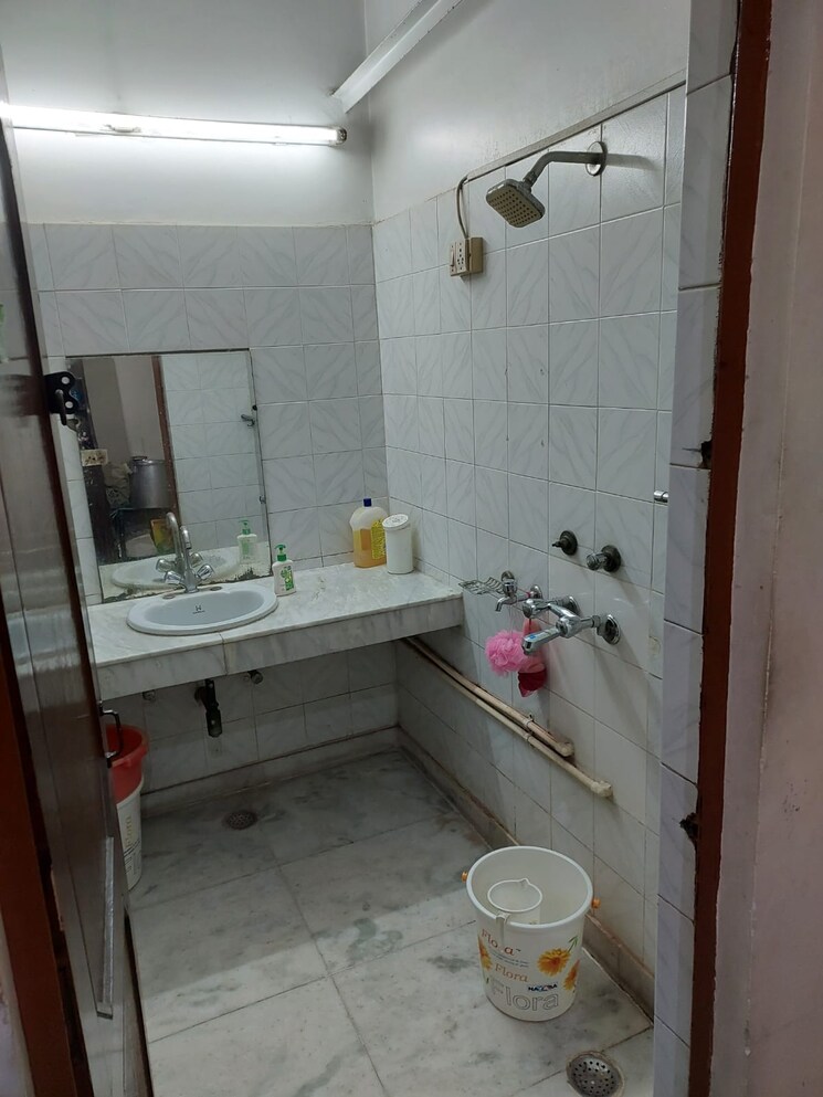 Bathroom, lajpat nagar ii 2 Bedroom 900 Sq.Ft. Builder Floor In Lajpat Nagar ii Delhi 9065108