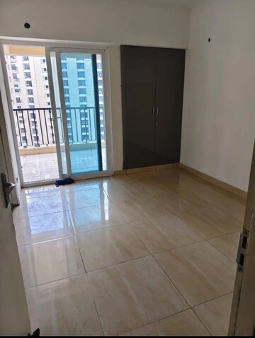 Room in 2 BHK Apartment at AIG Park Avenue, Sector 4 Greater Noida – for Rent