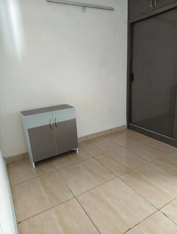 Room in 2 BHK Apartment at AIG Park Avenue, Sector 4 Greater Noida – for Rent