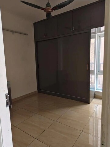 Room in 2 BHK Apartment at AIG Park Avenue, Sector 4 Greater Noida – for Rent