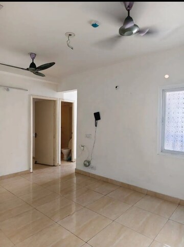 Room in 2 BHK Apartment at AIG Park Avenue, Sector 4 Greater Noida – for Rent