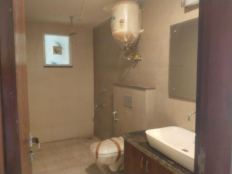Bathroom, dlf phase i 3 Bedroom 300 Sq.Ft. Builder Floor In Dlf Phase I Gurgaon 9065188