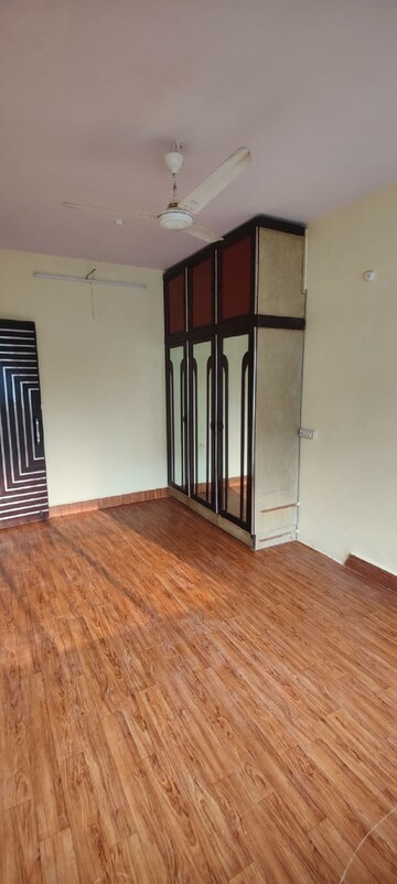 Room in 1 BHK Apartment at Bandra West – for Rent