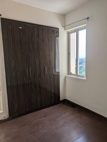 Room in 2 BHK Apartment at Jaypee Greens Kosmos, Sector 134 – for Sale