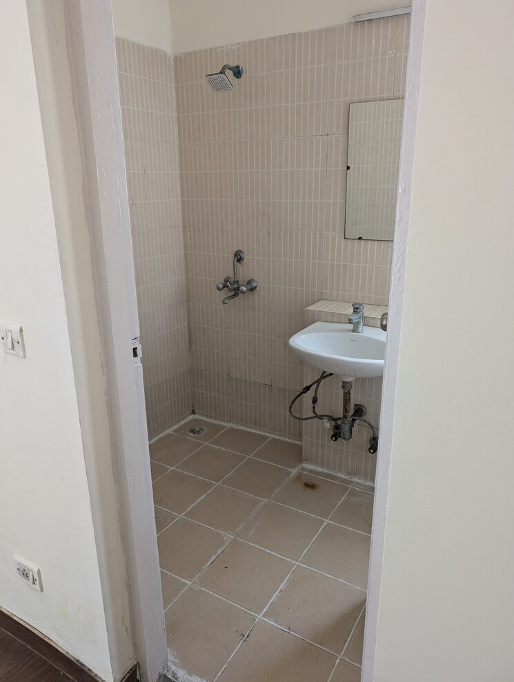 Bathroom, jaypee-greens-kosmos 2 Bedroom 942 Sq.Ft. Apartment In Sector 134 Noida 9065213