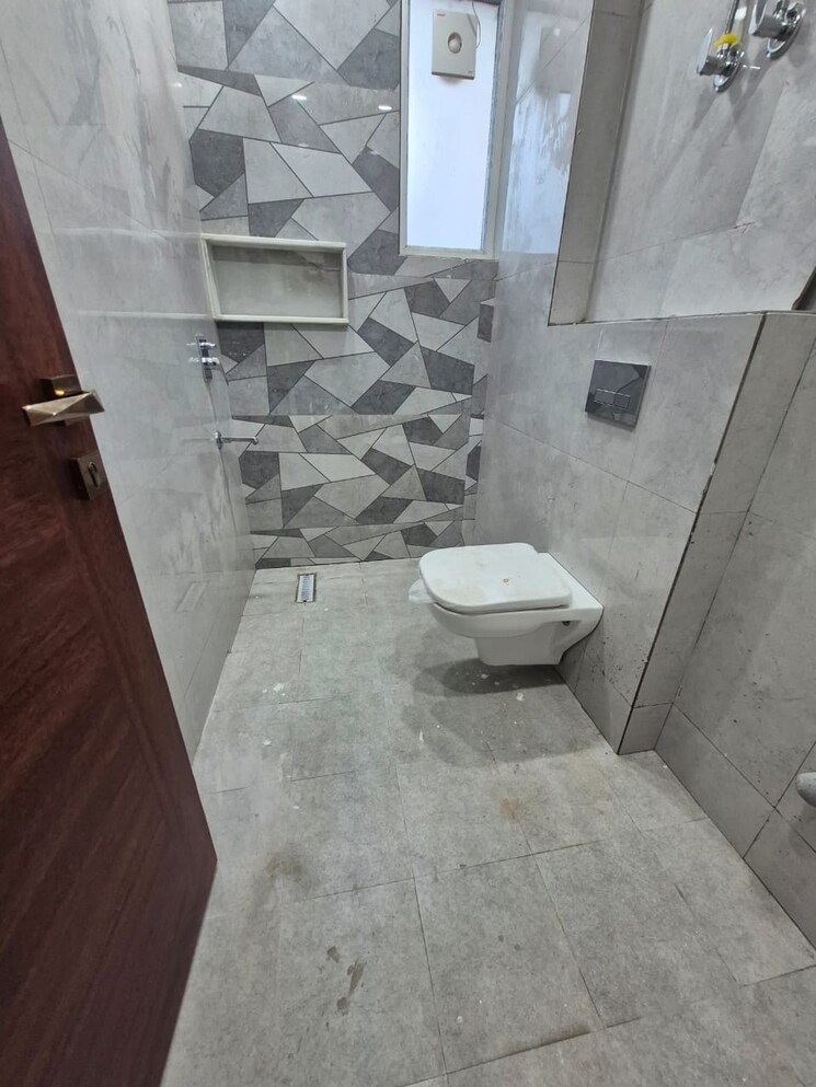 Bathroom, lajpat nagar i 2 Bedroom 1200 Sq.Ft. Builder Floor In Lajpat Nagar I Delhi 9065183