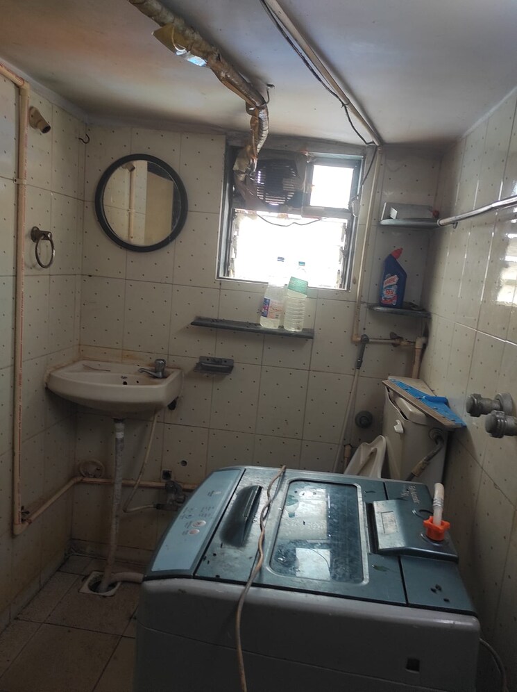 Bathroom, royal-accord-apartments 1.5 Bedroom 600 Sq.Ft. Apartment In Andheri East Mumbai 9065160