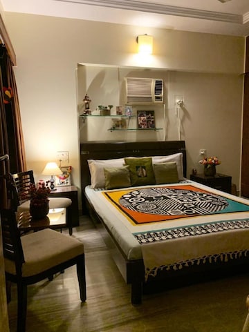 Bedroom in 3 BHK Apartment at Khar West – for Rent