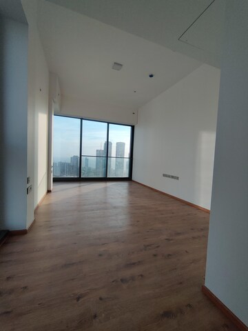 Room in 4 BHK Apartment at Rustomjee Crown, Prabhadevi – for Rent