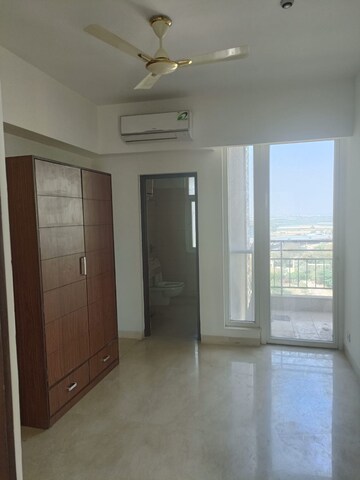 Room in 3.5 BHK Apartment at Puri Diplomatic Greens Villas, Sector 111 – for Rent