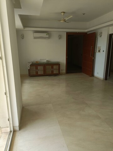 Room in 3.5 BHK Apartment at Puri Diplomatic Greens Villas, Sector 111 – for Rent