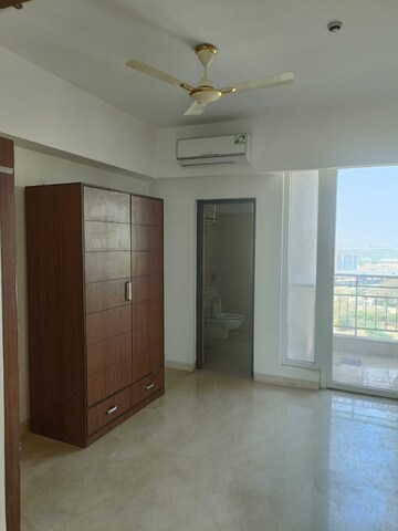 Room in 3.5 BHK Apartment at Puri Diplomatic Greens Villas, Sector 111 – for Rent