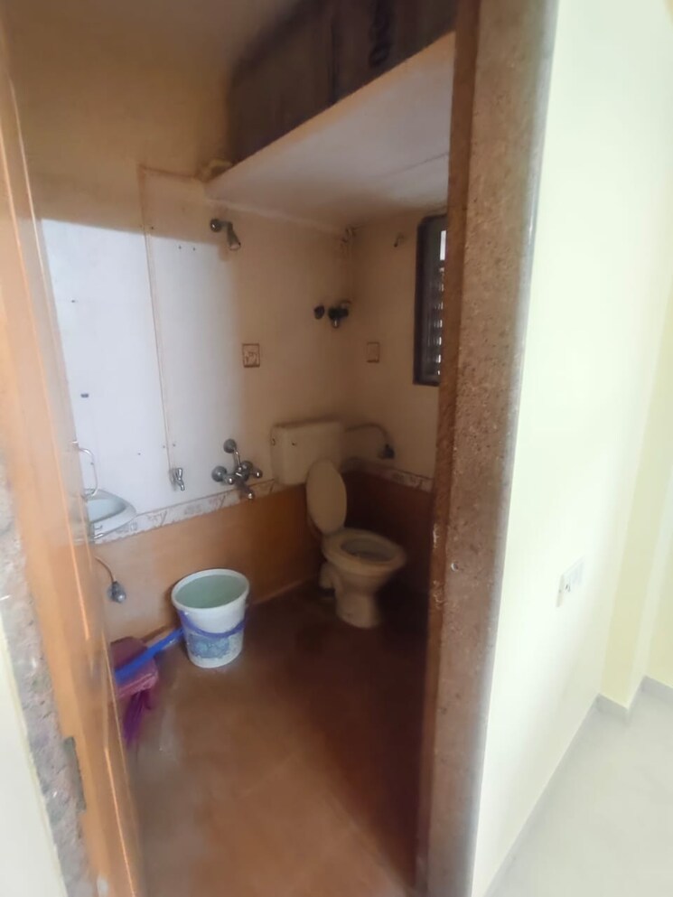 Bathroom, concrete-sai-swar 3 Bedroom 1500 Sq.Ft. Apartment In Kharghar Navi Mumbai 9065403