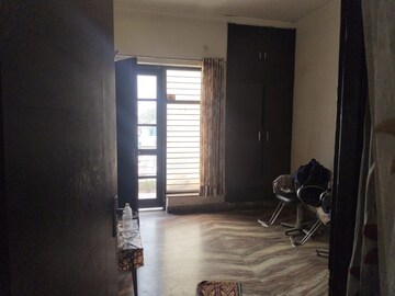 Room in 3.5 BHK Builder Floor at Sector 9 – for Sale
