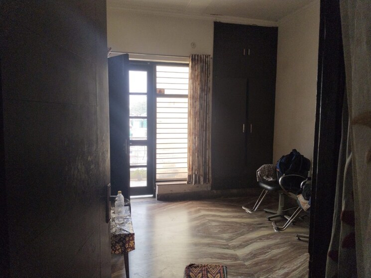 Room, sector 9 3.5 Bedroom 2250 Sq.Ft. Builder Floor In Sector 9 Faridabad 9065569