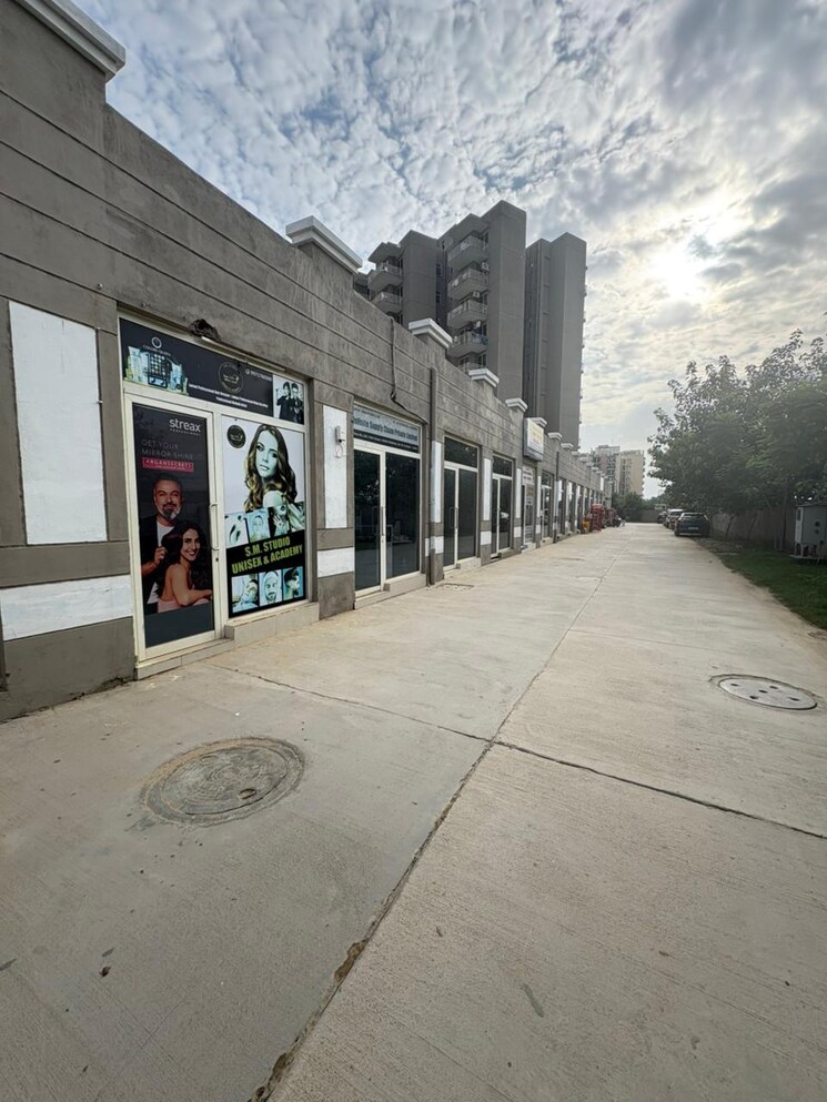  Parking, conscient-habitat-residences Commercial Shop 285 Sq.Ft. In Sector 78 Faridabad 9065662