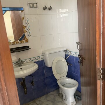 Bathroom in 1 BHK Builder Floor at Vaishali Sector 4 – for Rent