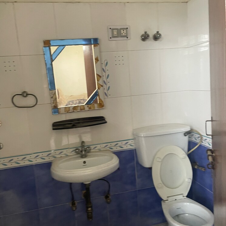 Bathroom, vaishali sector 4 1 Bedroom 450 Sq.Ft. Builder Floor In Vaishali Sector 4 Ghaziabad 9065682