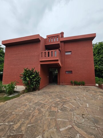 Furnished Amenities in 3 BHK Villa at Sainik Farm – for Rent