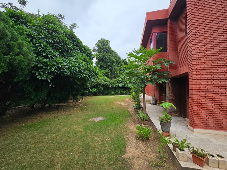 Garden, sainik farm 3 Bedroom 10000 Sq.Ft. Villa In Sainik Farm Delhi 9065772