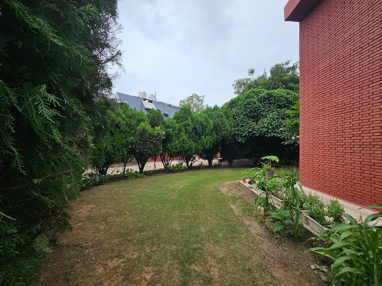 Garden, sainik farm 3 Bedroom 10000 Sq.Ft. Villa In Sainik Farm Delhi 9065772