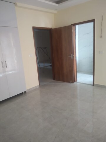 Room in 3 BHK Apartment at Ansal API Esencia, Sector 67 – for Rent