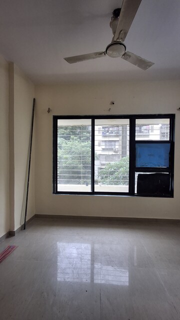 Room in 1 BHK Apartment at RNA NG Suncity Phase II, Kandivali East – for Sale