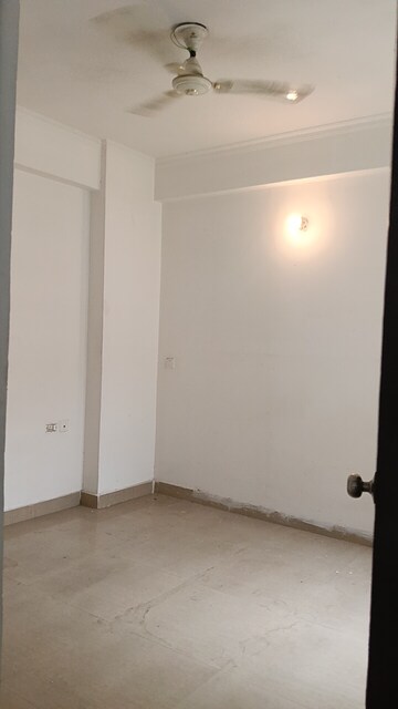 Room in 3 BHK Apartment at Sam Palm Olympia, Sector 16c Greater Noida – for Sale
