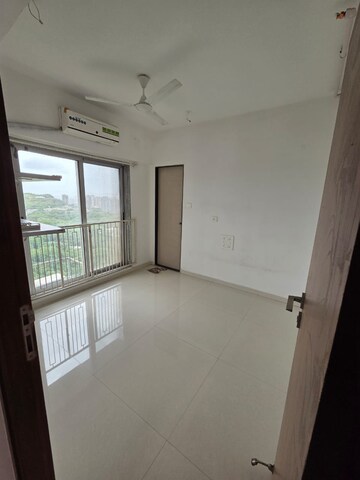 Room in 2 BHK Apartment at Mayfair The View, Vikhroli West – for Rent