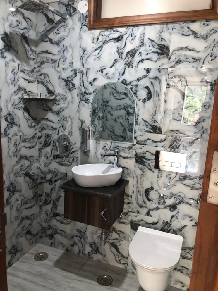 Bathroom, dlf-city-gurgaon 3 Bedroom 263 Sq.Yd. Builder Floor In Sector 27 Gurgaon 9066143