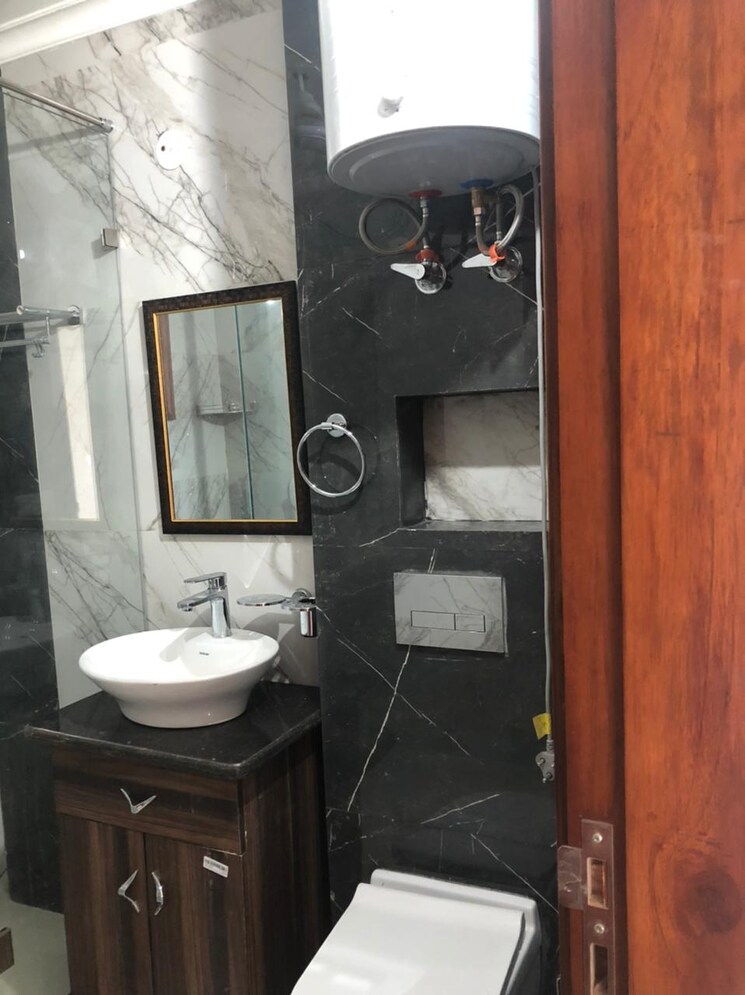 Bathroom, dlf-city-gurgaon 3 Bedroom 263 Sq.Yd. Builder Floor In Sector 27 Gurgaon 9066143
