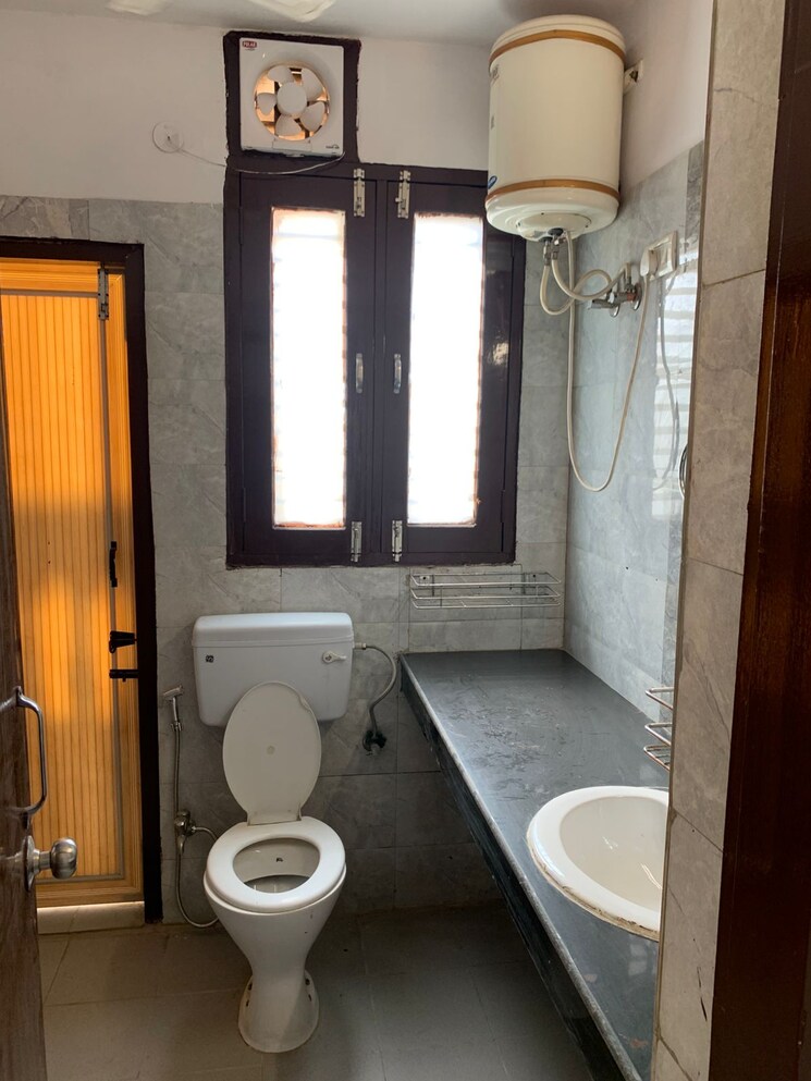 Bathroom, dlf-city-gurgaon 3 Bedroom 263 Sq.Yd. Builder Floor In Sector 27 Gurgaon 9066143