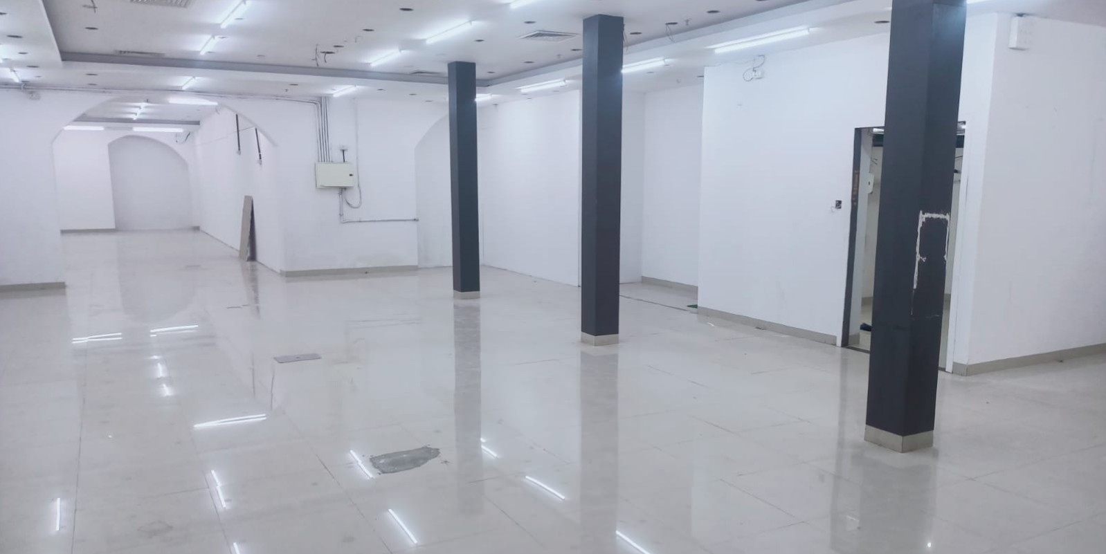 Showroom For Rent in Juhu Road