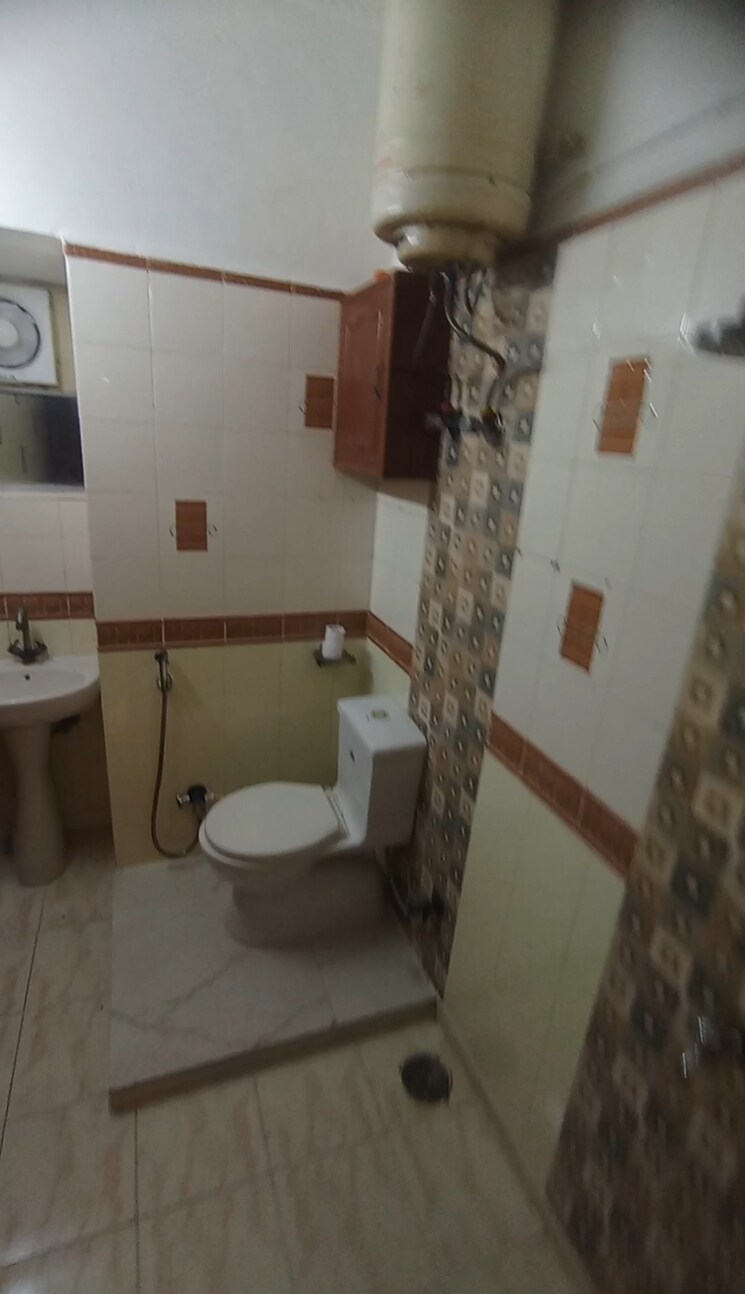 Bathroom, uma-cooperative-society 2 Bedroom 1300 Sq.Ft. Apartment In Mayur Vihar 1 Delhi 9066269