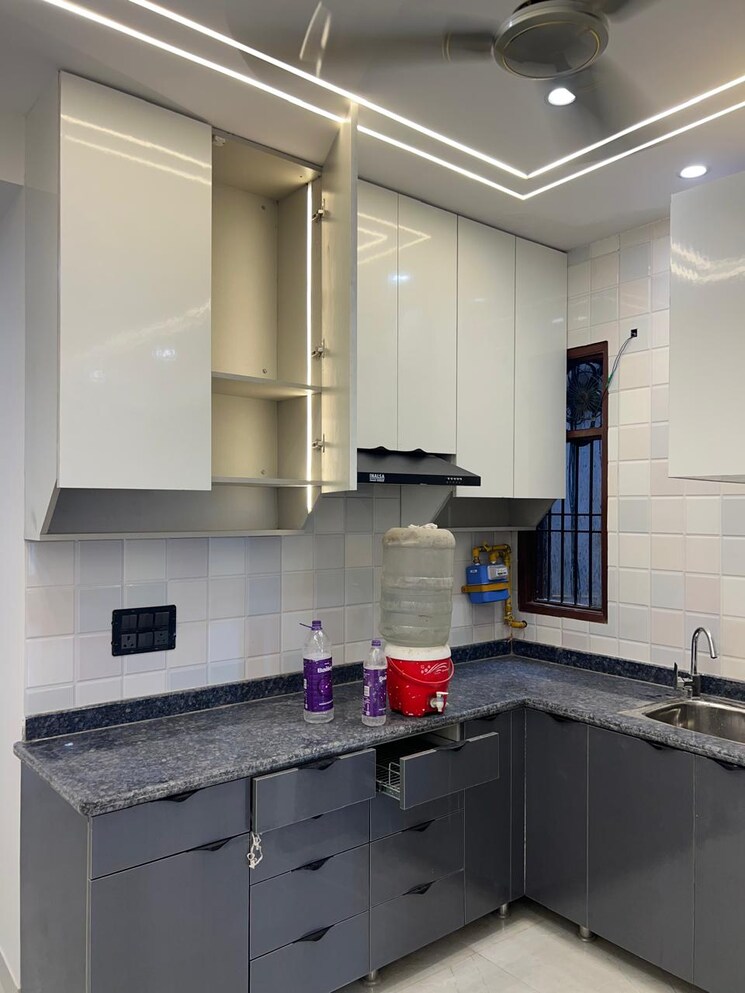 Kitchen, freedom fighters enclave 3 Bedroom 956 Sq.Mt. Builder Floor In Freedom Fighters Enclave Delhi 9066317